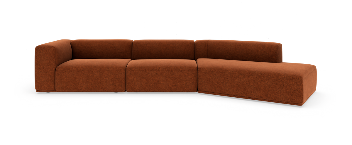 Modulsofa i L-form i rust-rødt stof, frilagt på hvid baggrund.
