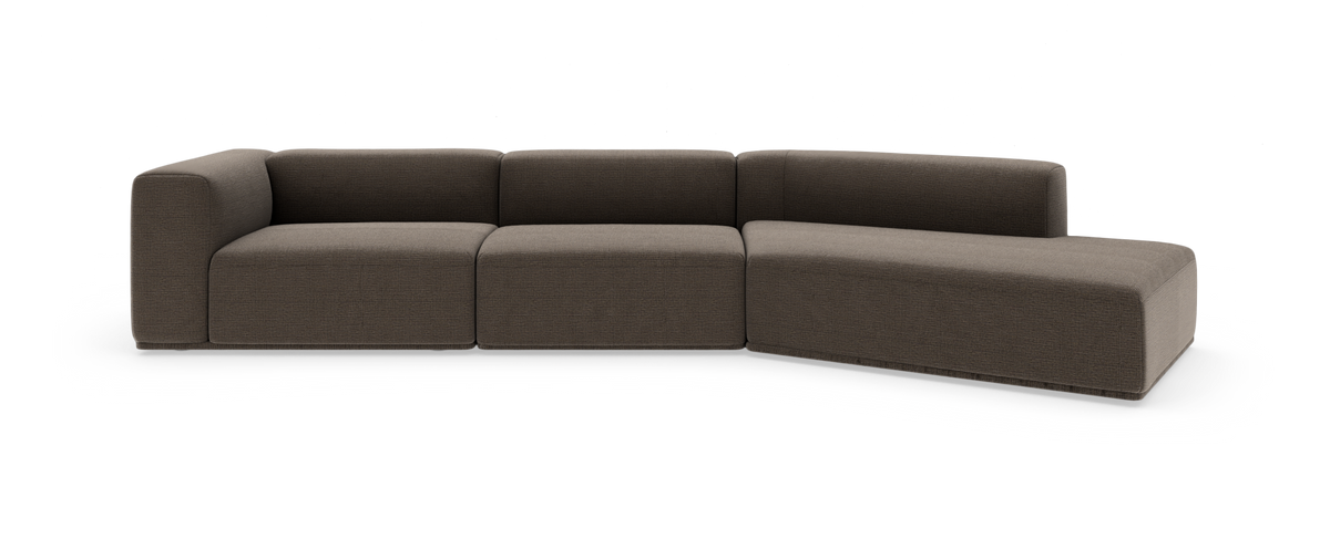 Modulsofa i brun tekstil, L-form med chaiselong til højre på hvid baggrund.