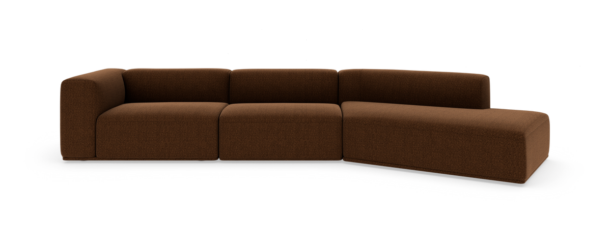 Modulær brun hjørnesofa med chaiselong i moderne, minimalistisk design på hvid baggrund.