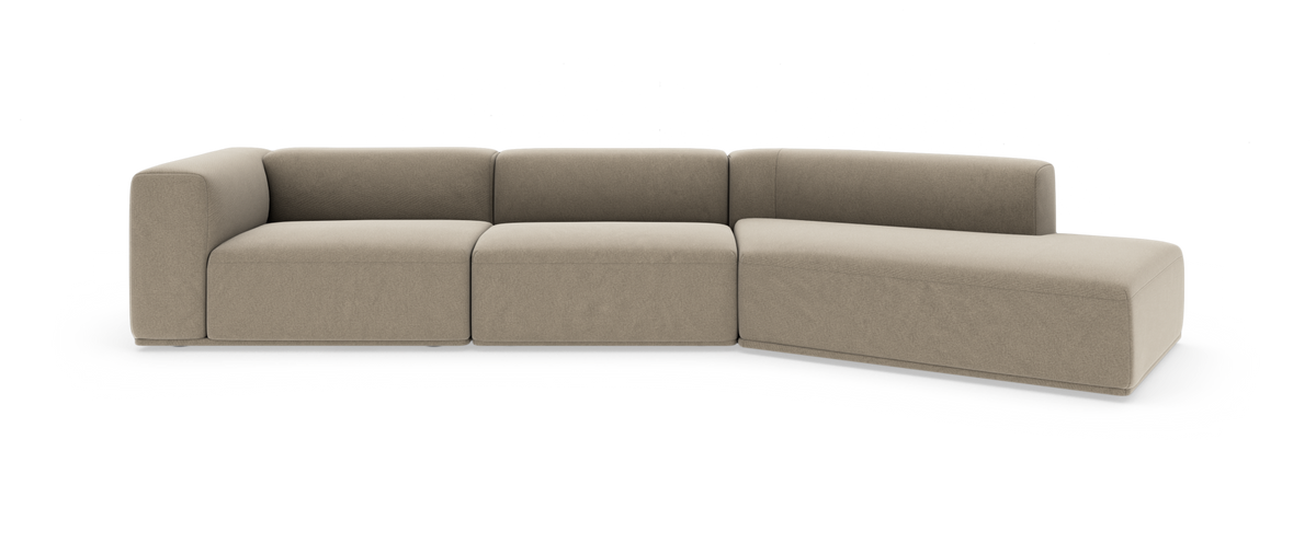 Modulsofa i beige stof med højre chaiselong, vist forfra i studiemiljø.