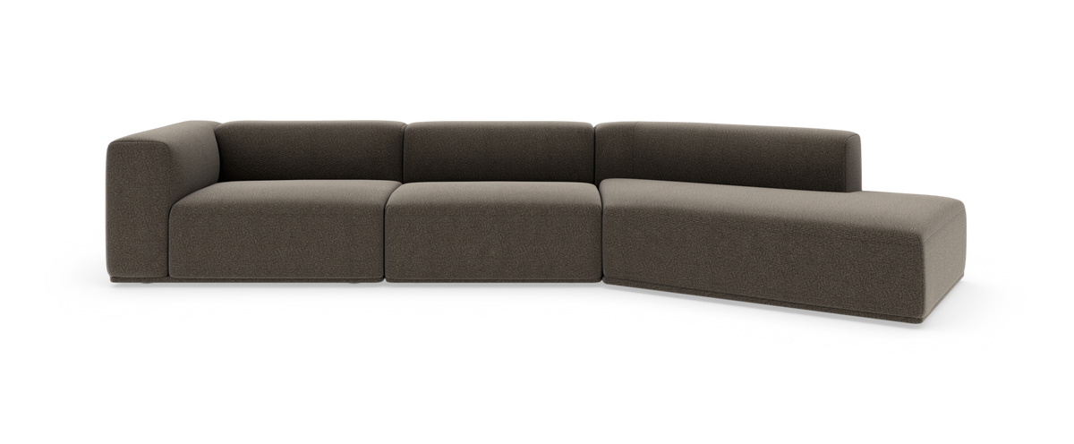 Modulær hjørnesofa i brungråt stof med chaiselong, set let forfra i studieopstilling.