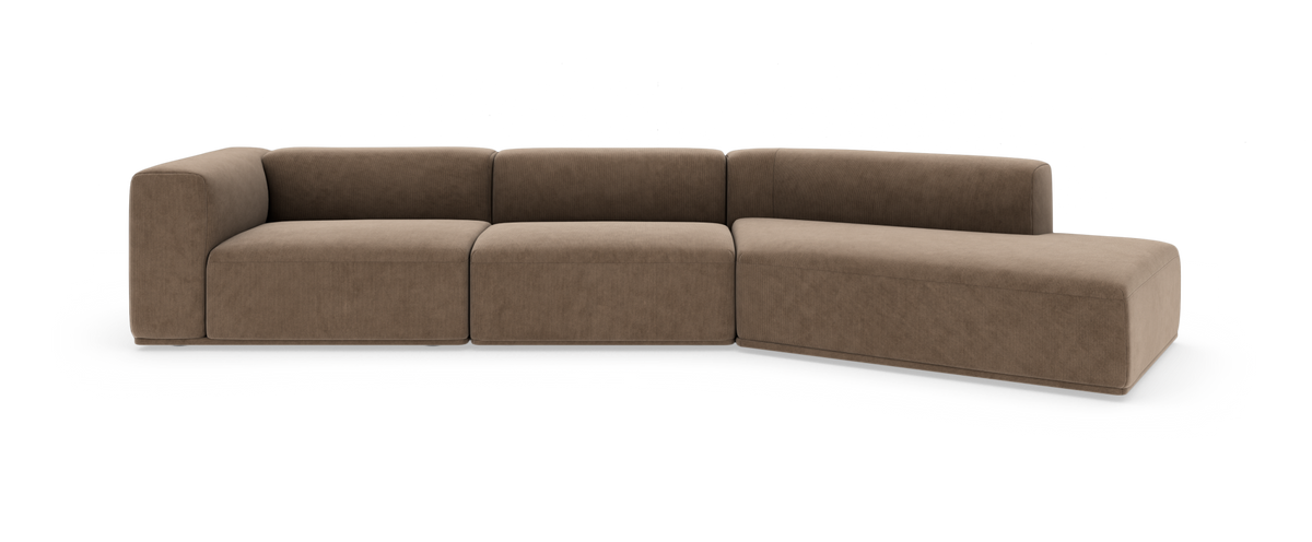Modulsofa i brun stof, L-formet med chaiselong til højre, frilagt på hvid baggrund.