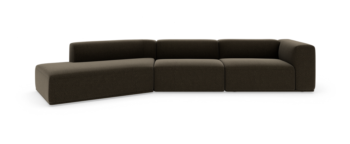 Modulær, L-formet, mørkebrun hjørnesofa i stof på hvid baggrund.