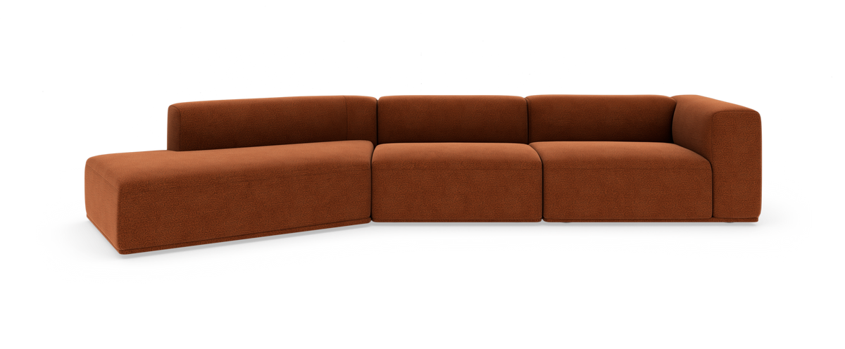 Modulsofa i rustorange stof med venstrevendt chaiselong, frilagt på hvid baggrund.