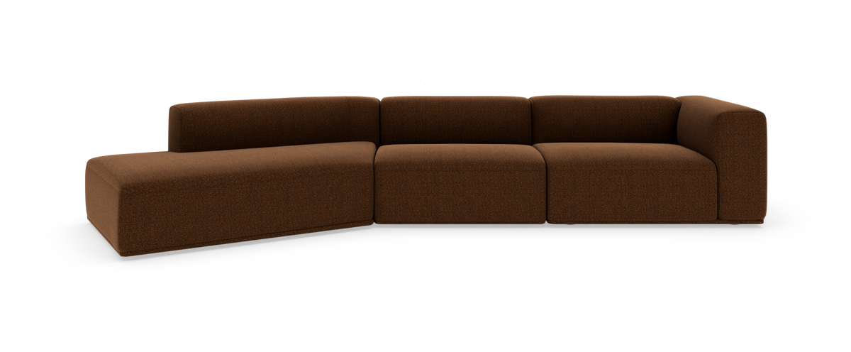 Modulsofa i brun tekstil med venstre chaiselong, fotograferet forfra mod hvid baggrund.