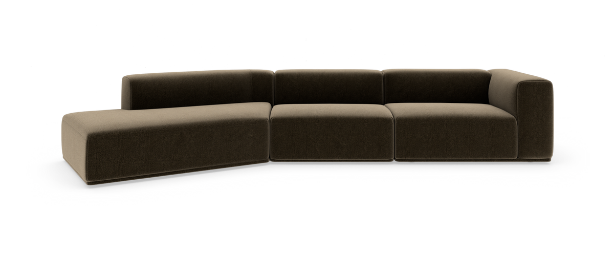 Modulsofa i brun tekstil med venstrevendt chaiselong, lav ryg og bløde, kubiske former.