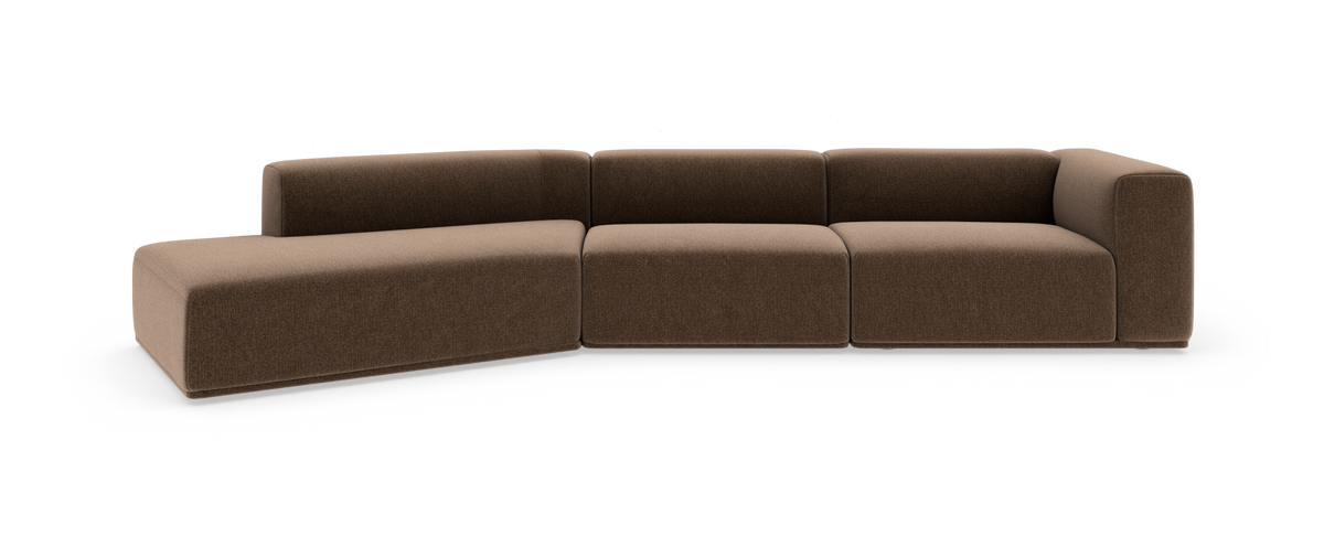 Brun modulsofa med venstre chaiselong, set forfra på hvid baggrund.