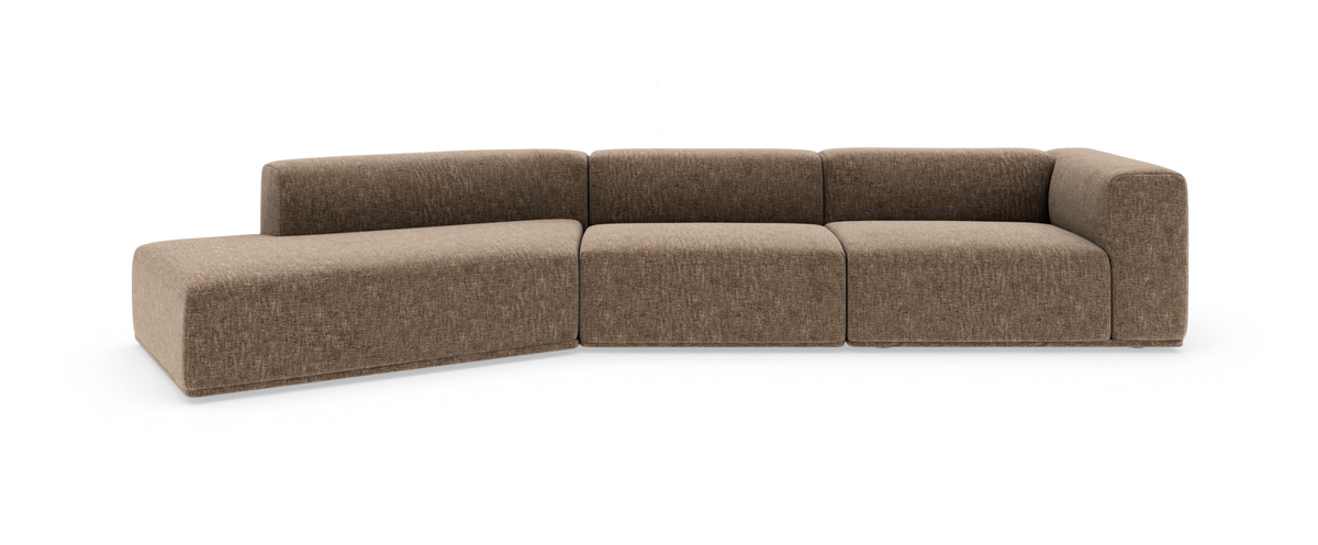 Modulær brun hjørnesofa med venstrevendt chaiselong, lav ryg og bløde afrundede kanter på hvid baggrund.