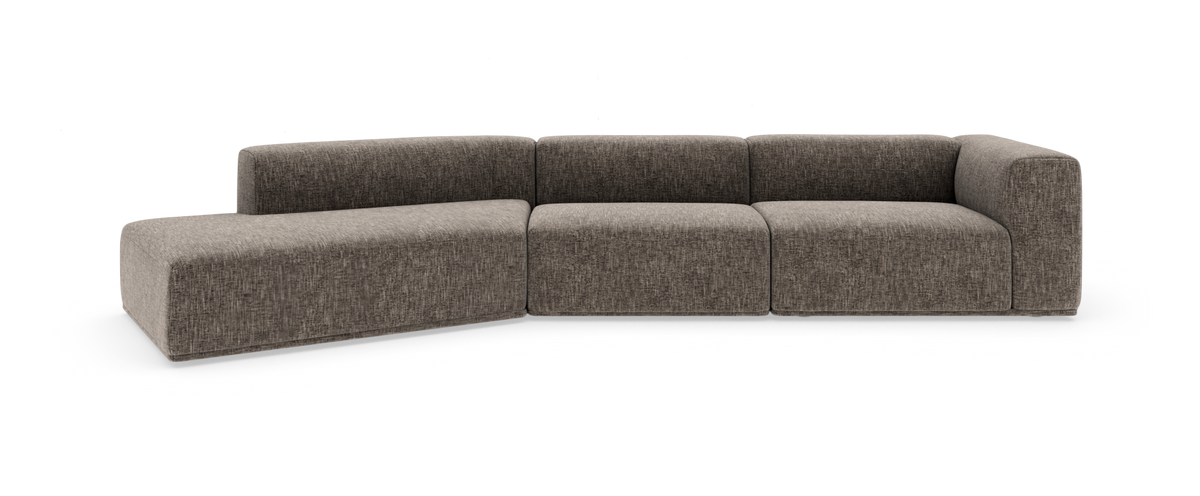 Brunmeleret modulsofa med chaiselong, fotograferet forfra på hvid studiebaggrund.