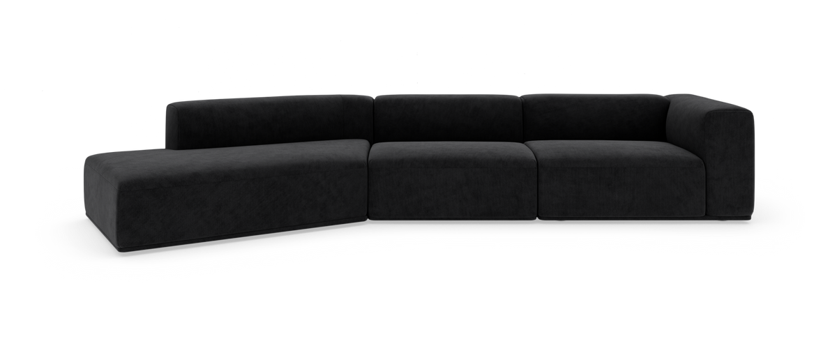 Sort modulsofa med venstre chaiselong på hvid baggrund.