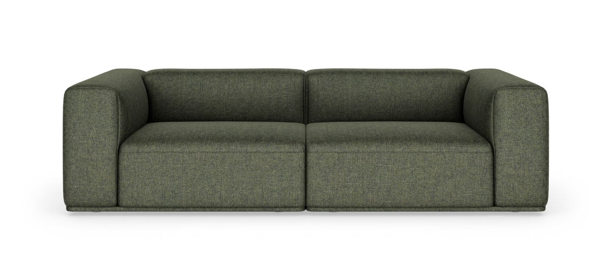 Grøn 2-personers sofa med brede armlæn, fritlagt mod hvid baggrund, set forfra.
