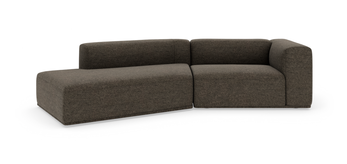 Modulær L-formet sofa i mørkebrun tekstil, frilagt på hvid baggrund.