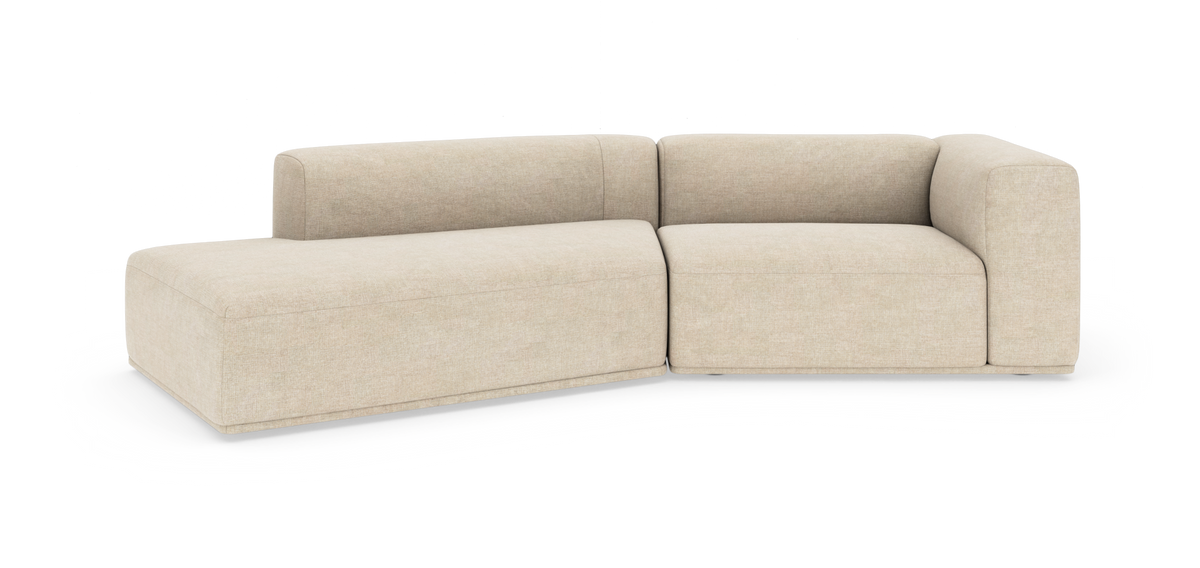 Beige modulsofa i L‑form med venstrevendt chaiselong, fritlagt mod hvid studiobaggrund.