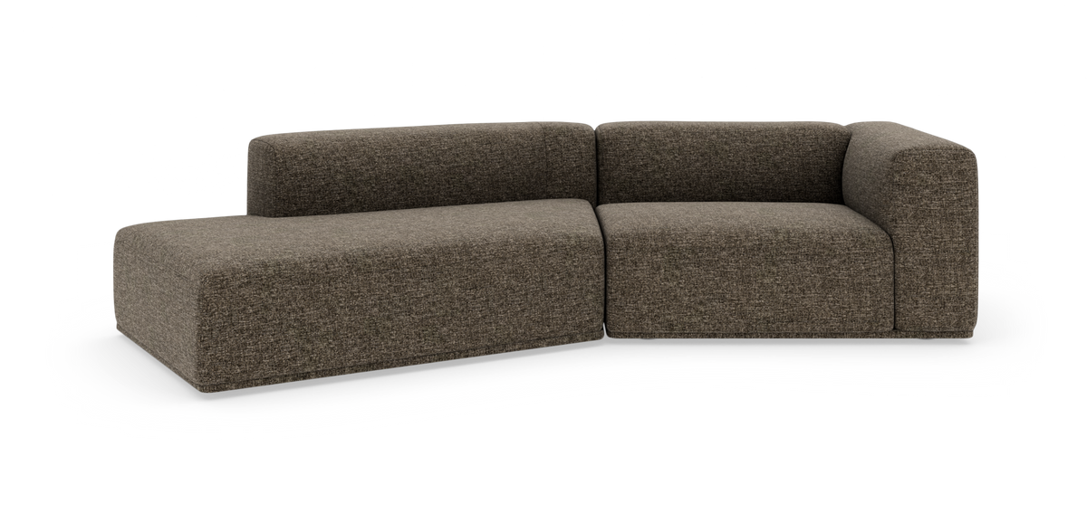 Brun modulær hjørnesofa i stof med venstre chaiselong, lav ryg og afrundet højre armlæn, frilagt på hvid baggrund.
