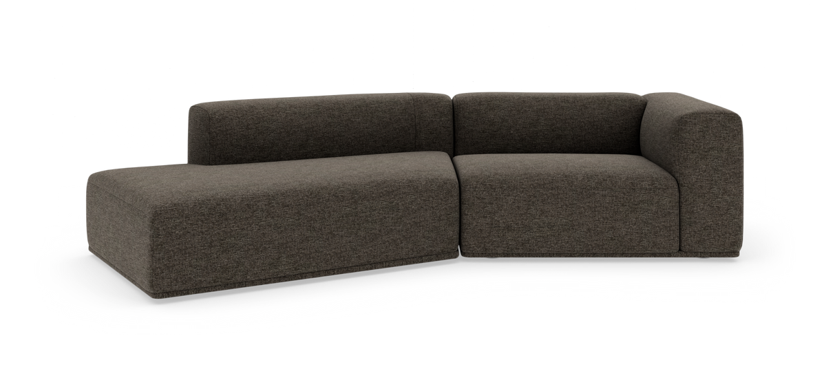 Mørkebrun modulsofa i L‑form med afrundede kanter på hvid baggrund.