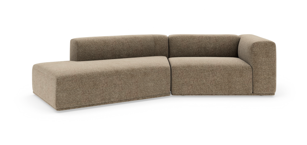 Brun modulsofa i L‑form med venstre chaiselong og afrundede kanter, moderne design på hvid baggrund.