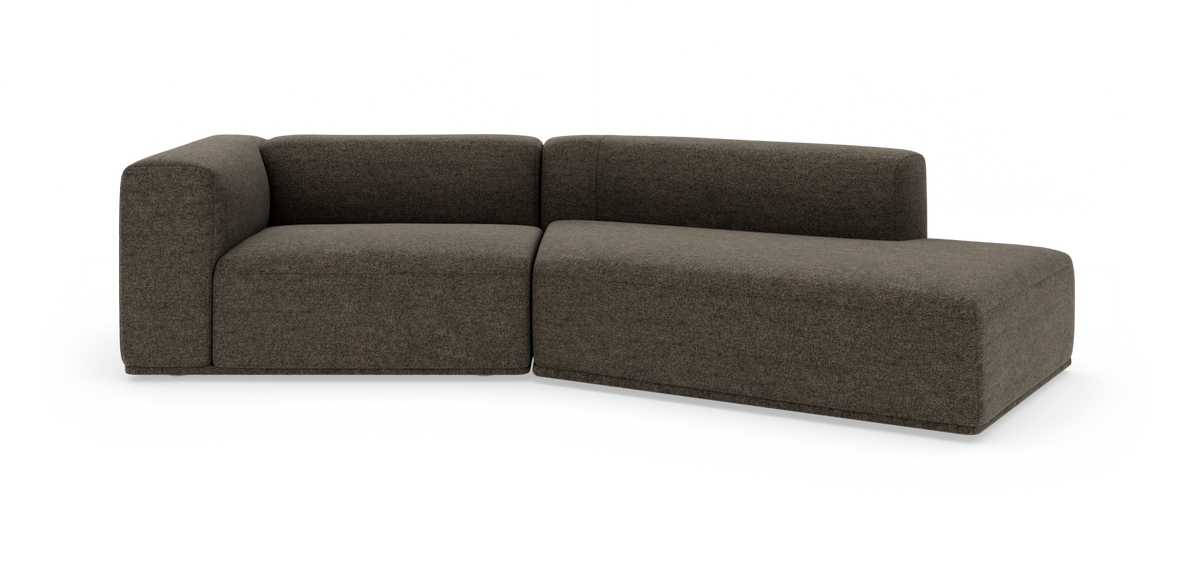 Modulær hjørnesofa med chaiselong i mørkebrun tekstil på hvid studiebaggrund.