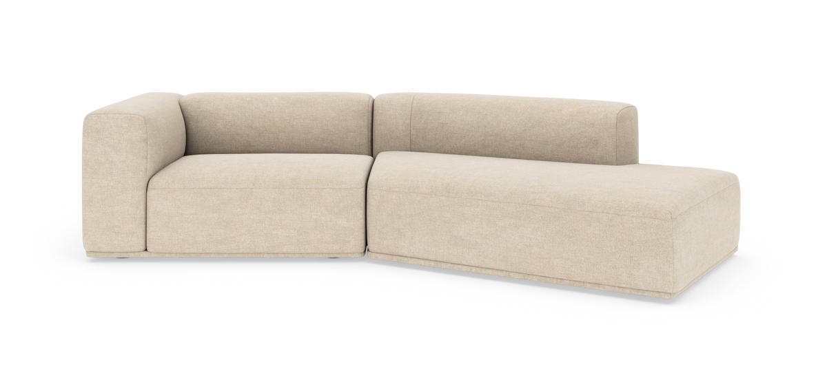 Beige L-sofa med chaiselong i moderne, minimalistisk design, frilagt på hvid baggrund.