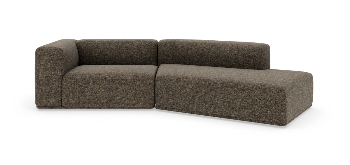 Modulær L-sofa i meleret brungråt tekstil med afrundede former, frilagt på hvid studiobaggrund.