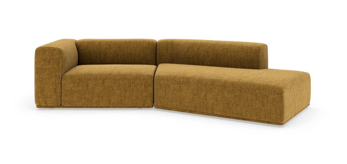 L‑formet modulsofa i sennepsgult stof med lav ryg, frilagt på hvid baggrund.
