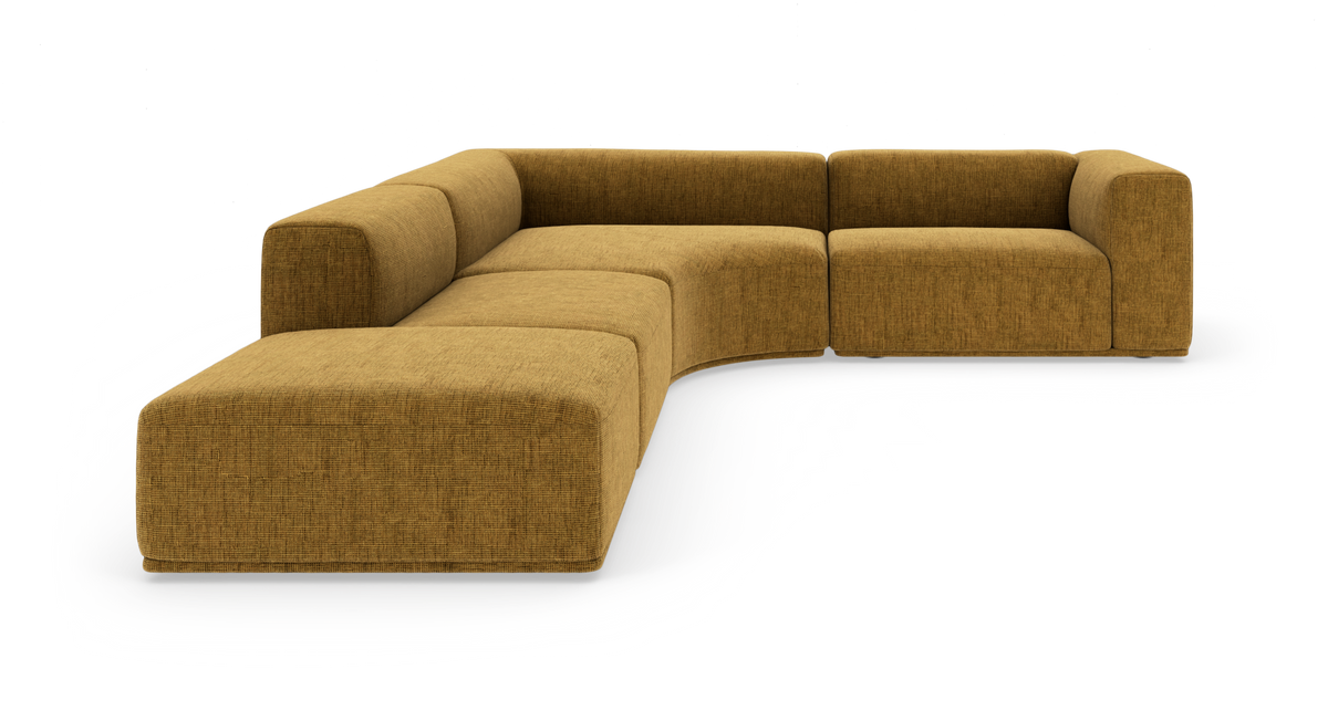 Modulær hjørnesofa i sennepsgul tekstil, L-form med lav ryg og bløde, afrundede kanter, frilagt på hvid baggrund.