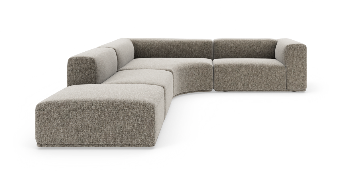 Stor lys beige modulsofa med buet hjørnesektion og chaiselong, frilagt på hvid baggrund.
