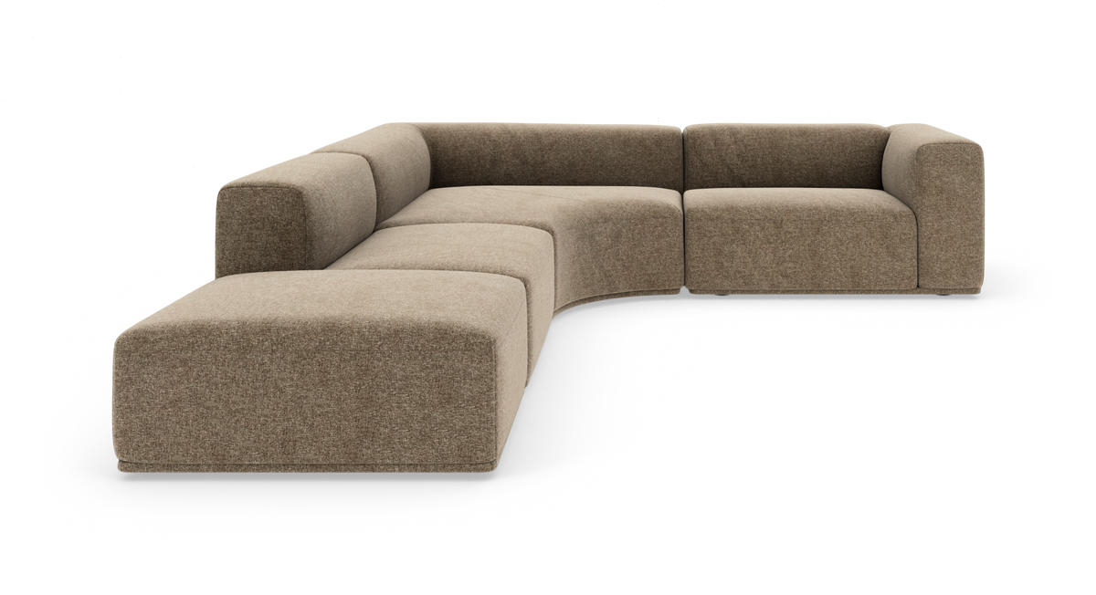 Modulsofa i beige stof, L-formet med afrundede kanter, frilagt på hvid baggrund.