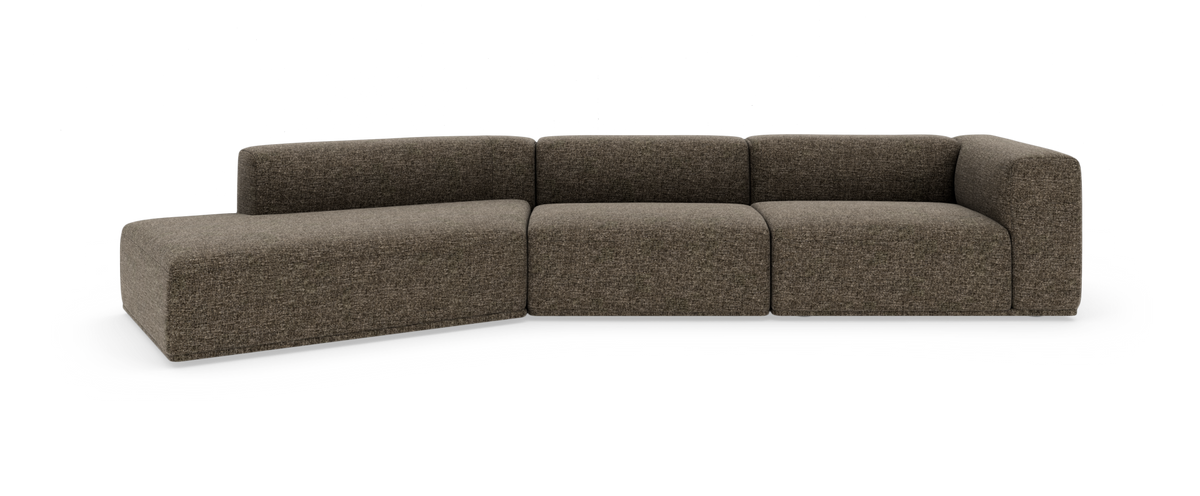 Modulær brun stofsofa i L-form med afrundede kanter, fritstående mod hvid baggrund.