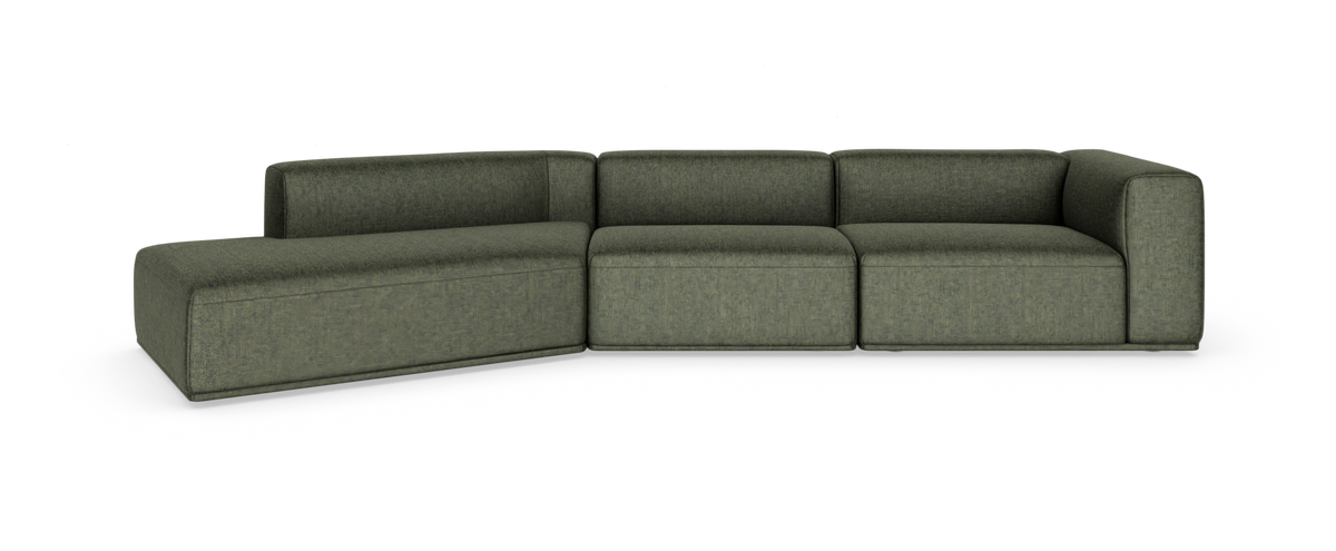 Modulær hjørnesofa i olivengrønt tekstil med venstrevendt chaiselong, set let skråt forfra.