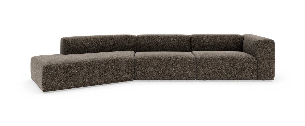 Modulsofa i mørkebrun tekstil med venstre chaiselong og afrundede hjørner, fritlagt på hvid baggrund.
