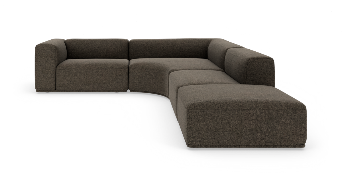 Modulær L‑formet sofa i mørkebrunt stof med afrundede hjørner og lave ryglæn, frilagt på hvid baggrund.