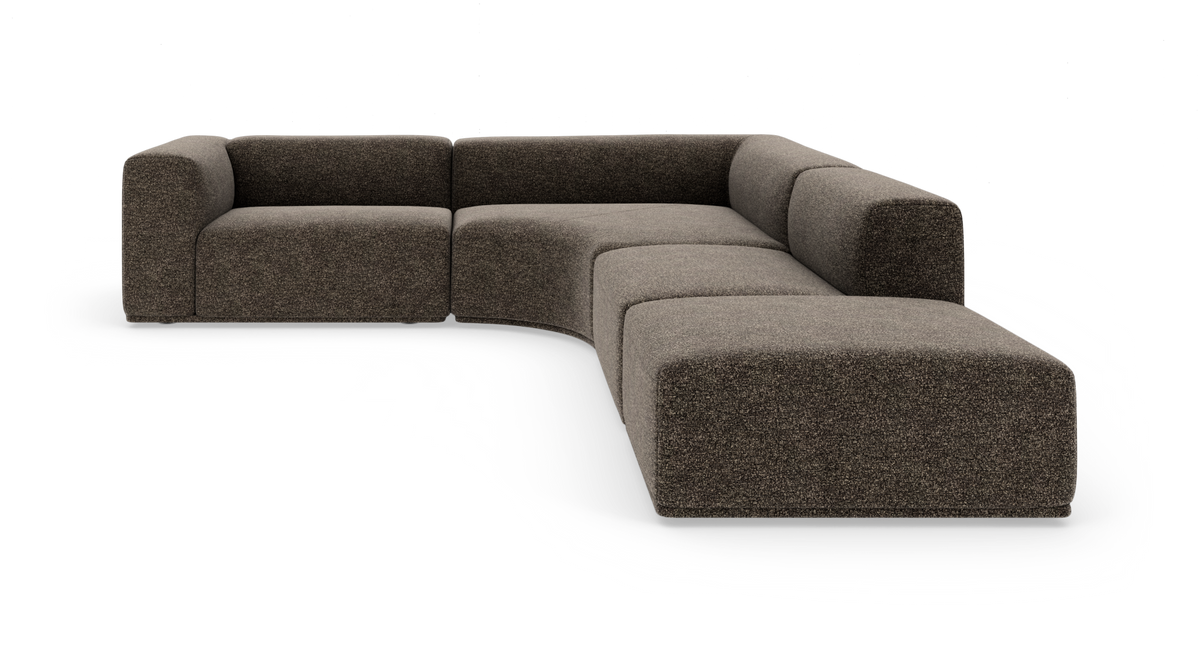 Modulær L-sofa i mørkebrun tekstil med afrundede hjørner, frilagt på hvid baggrund.