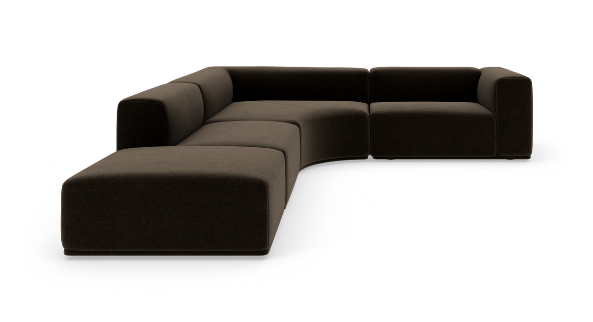 Modulsofa i mørkebrun tekstil, L‑form med afrundet midte, frilagt på hvid baggrund.