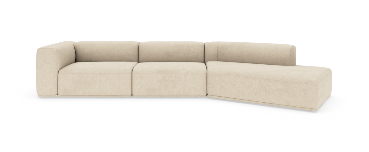 Beige modulsofa med chaiselong til højre, fotograferet forfra mod hvid baggrund.
