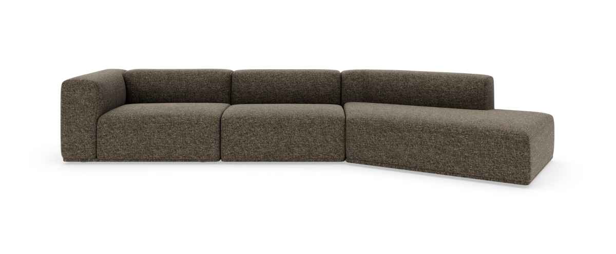 Brun modulsofa i stof med blødt afrundede former, fritlagt på hvid baggrund.