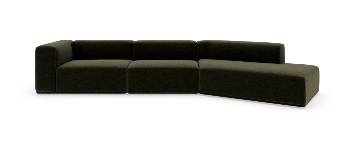 Modulsofa i mørk olivgrøn tekstil med afrundede hjørner og lav profil, L-form med afsluttende chaiselong til højre.