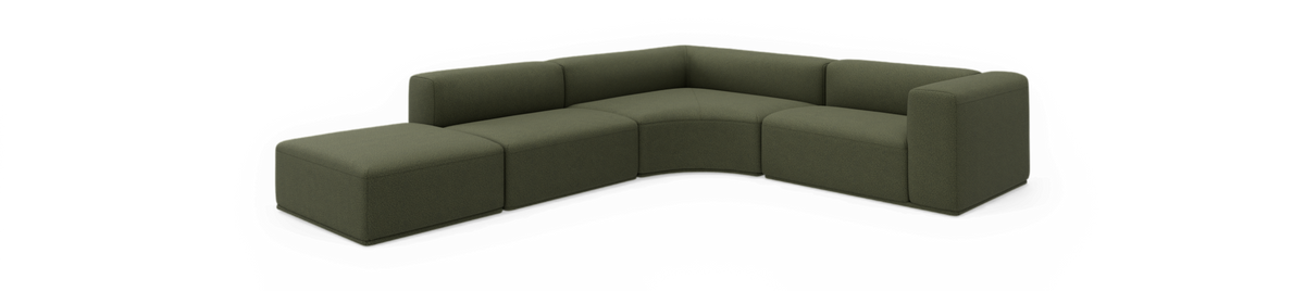Modulær olivengrøn hjørnesofa med skammel på sort baggrund.
