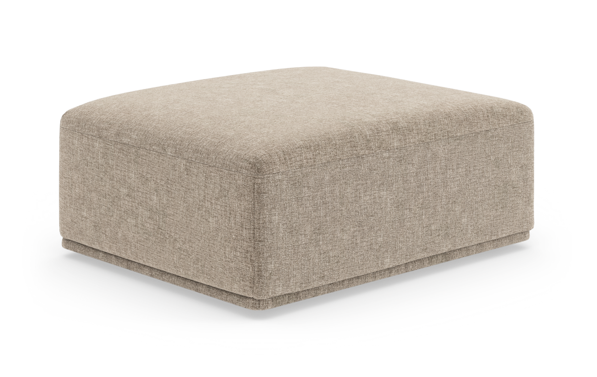 Beige, kvadratisk puf i stof frilagt på hvid baggrund.