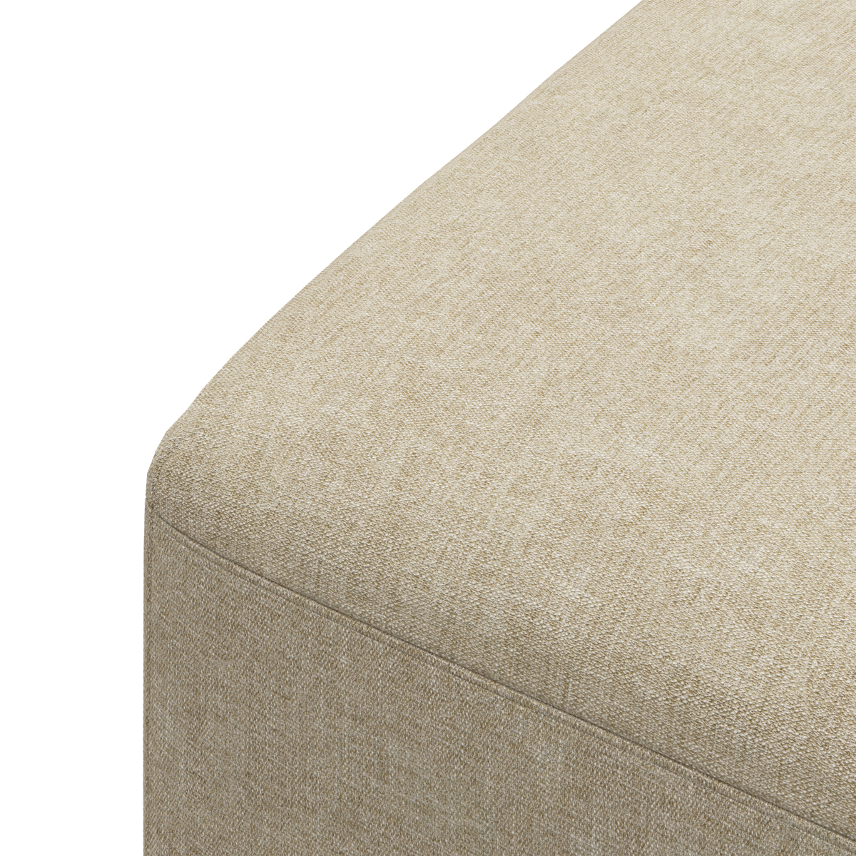 Nærbillede af hjørnet på en beige, stofbetrukket kubisk puff/ottoman.