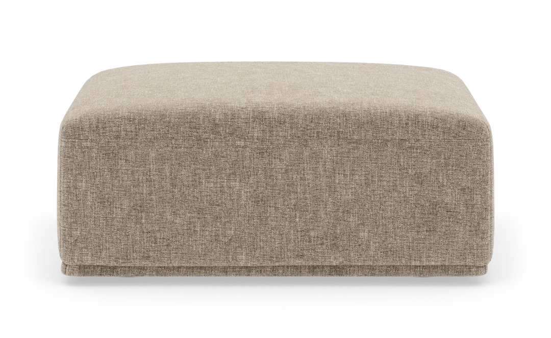Rektangulær beige stofpuf/ottoman set forfra på hvid baggrund.