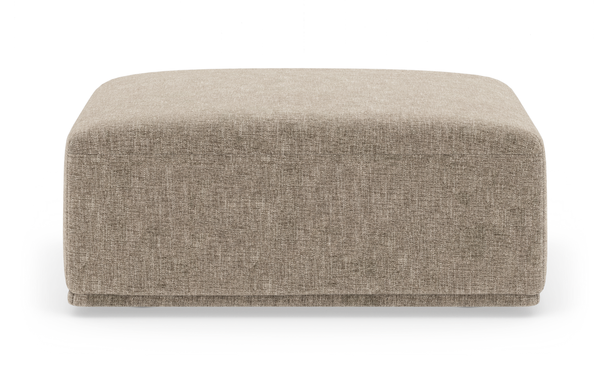 Rektangulær beige stofpuf/ottoman set forfra på hvid baggrund.