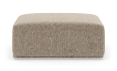 Rektangulær beige stofpuf/ottoman set forfra på hvid baggrund.