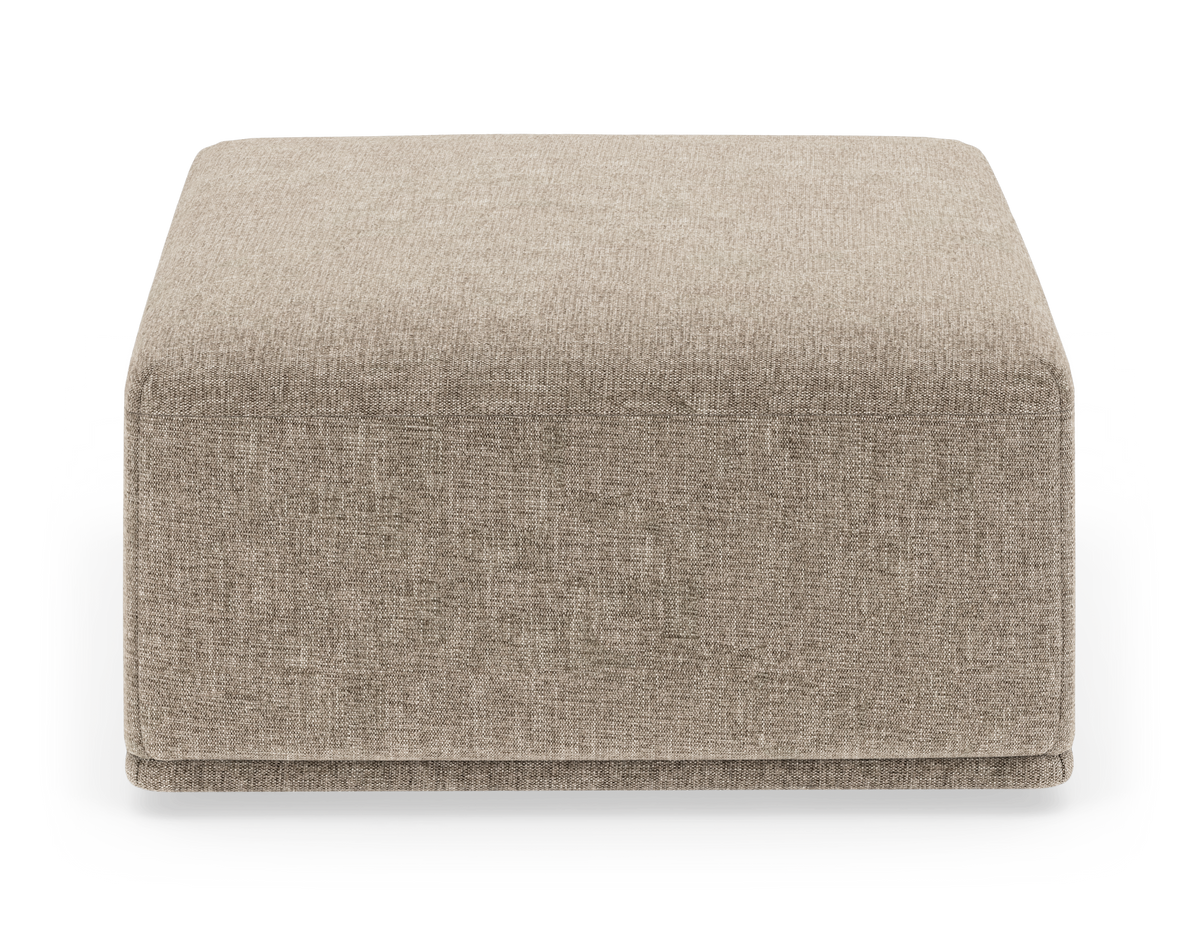 Beige rektangulær stofpuf/ottoman, frilagt på hvid baggrund.