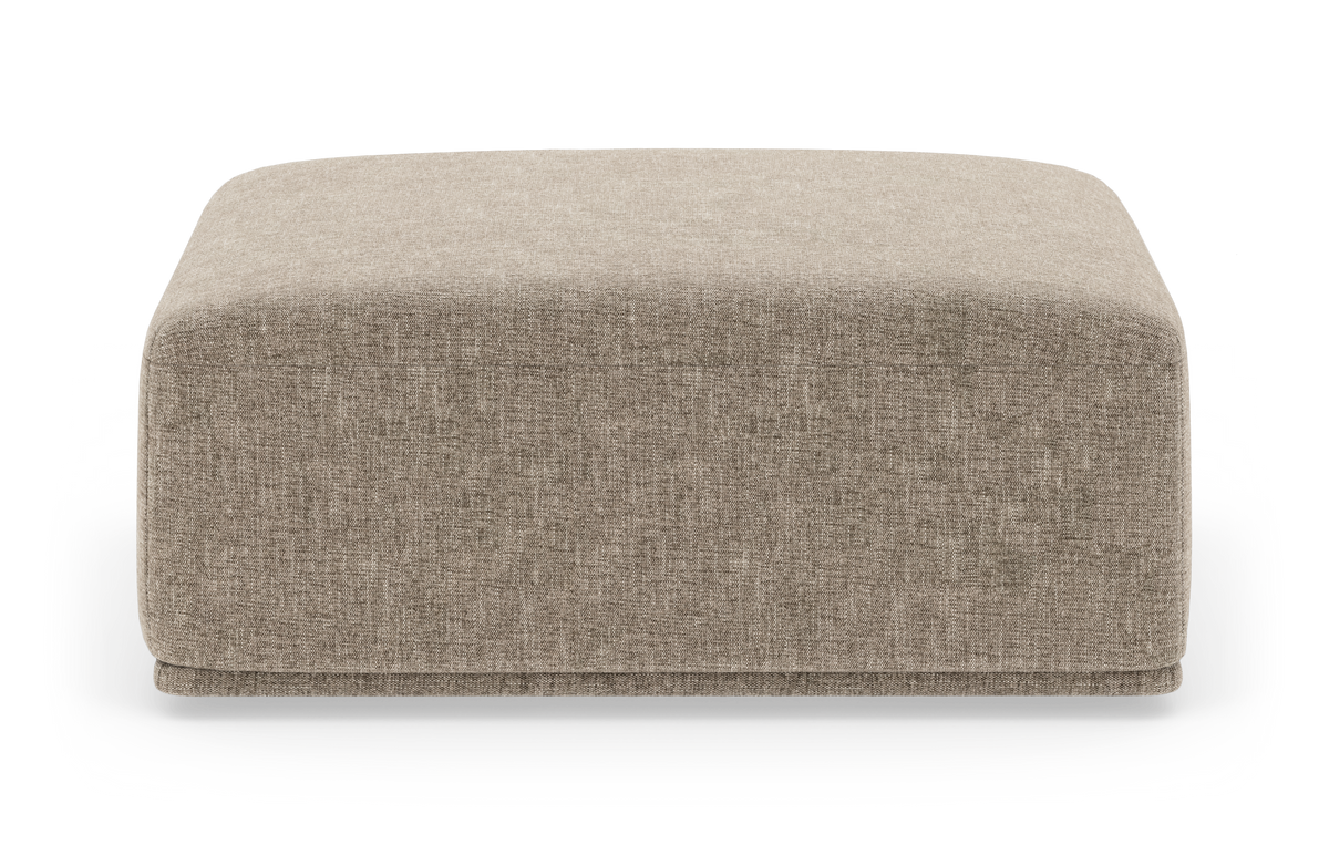 Beige, lav kvadratisk stofpuf/ottoman, frilagt på hvid baggrund.