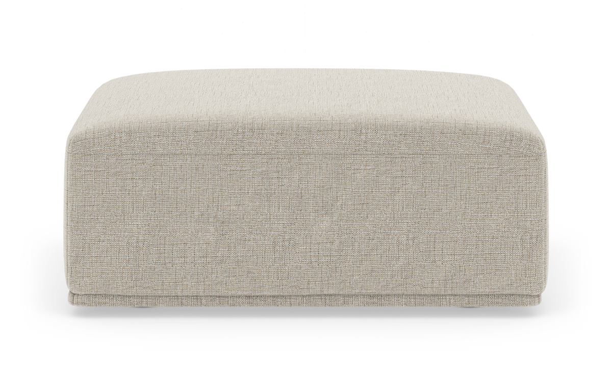 Beige, firkantet puf i tekstil, frilagt på hvid baggrund.
