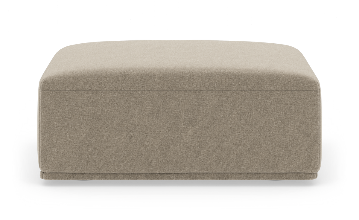 Rektangulær beige stofpuf/fodskammel set forfra mod hvid baggrund.