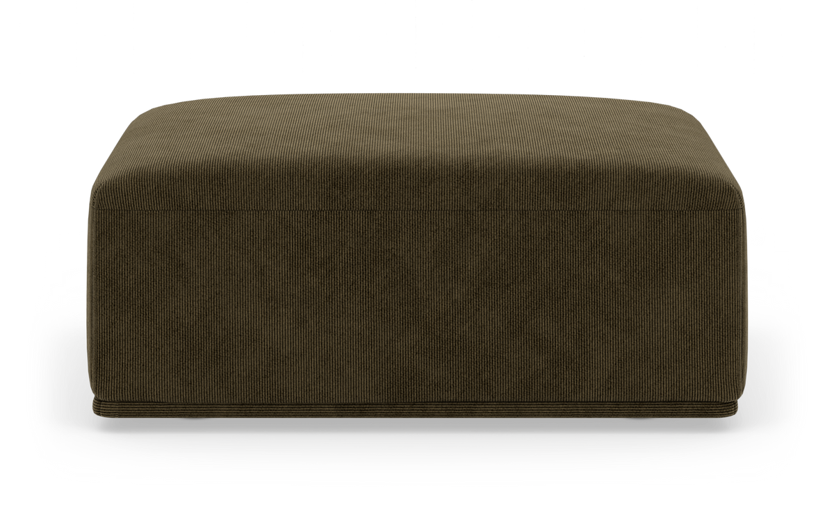 Kvadratisk brun puf/ottoman i corduroy-lignende stof på hvid studiebaggrund, set forfra.