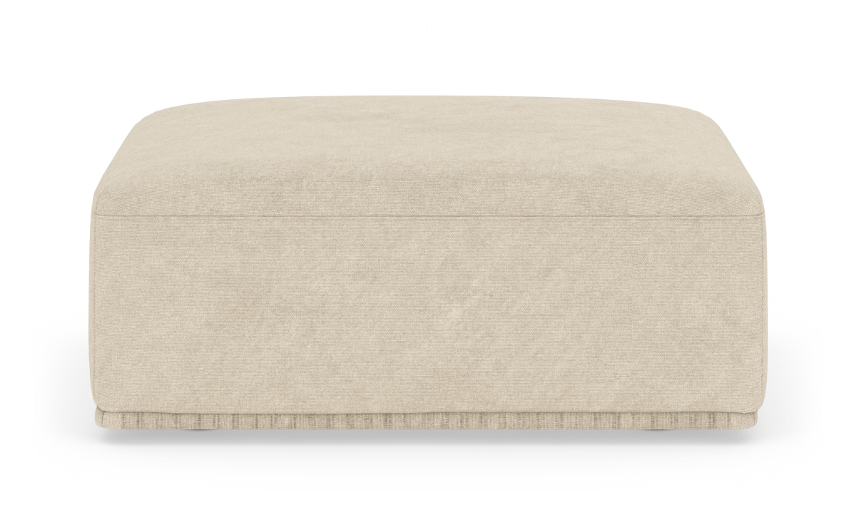 Beige firkantet puf/ottoman i stof, frilagt på hvid baggrund, frontvisning.