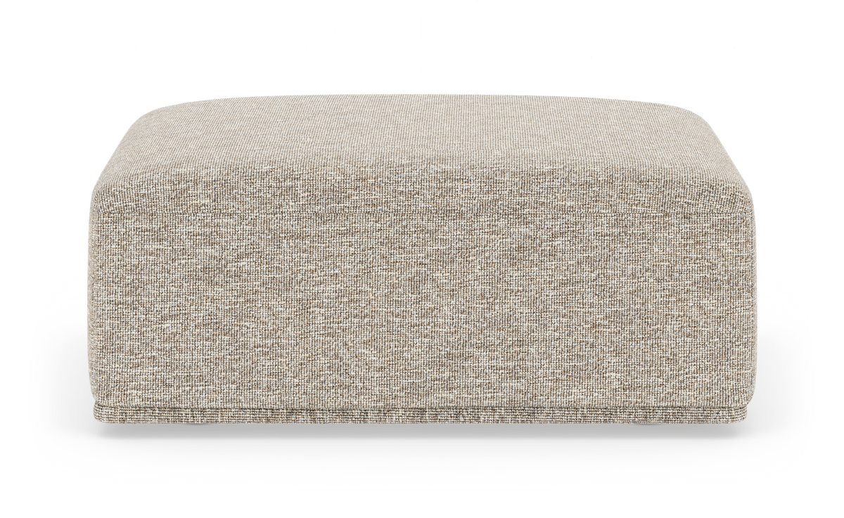 Beige kvadratisk puff/ottoman i stof, isoleret på hvid baggrund.