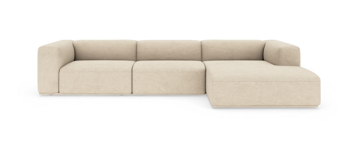 Beige modulsofa med chaiselong til højre, set forfra på hvid baggrund.